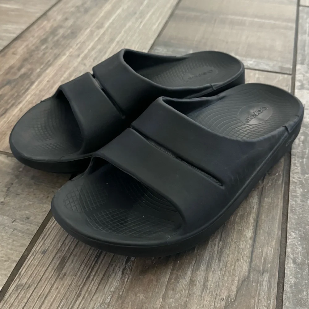 Oofos OOahh Slide Sandal in Black size Men’s 9 or Women’s 11